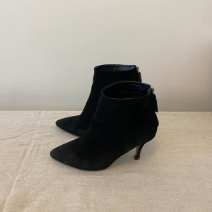 Svarta Mockaboots från Henry Kole - Mockaskor i klack från Henry Kole. Storlek 38  Made in spain. 