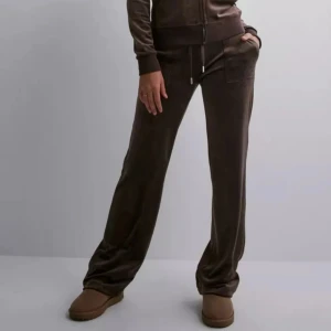 Juicy couture  - Heeej, säljer mina helt nya juicy byxor! Endast provade. Säljer dessa här för de va försent att skicka tillbaka dom när jag fick dom i present🪩 frakt tillkommer 