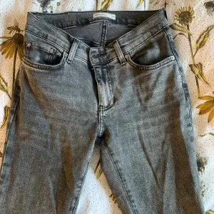 Sjukt fina lågmidjade bootcut jeans från Gina tricot. Jeansen är uppsprättade där nere!😻