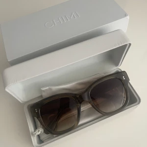 Chimi 07 - Säljer mina chimi 07 green då de är för tajta för mitt ansikte, aldrig använda. Dm för fler bilder. Köparen står för frakt 💕nypris 1550kr