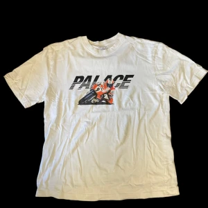 Palace skurrt t-shirt - Tjena säljer en riktigt snygg Palace Skurrt t-shirt. 110% äkta digitalt kvitto finns. Skick: 7/10 trycket är lite sprucket  Storlek: M Om du har några frågor, funderingar eller vill ha fler bilder är det bara att skriva till mig.
