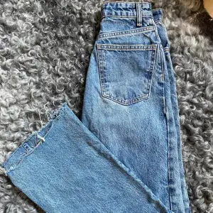 Säljer dessa jeans från Zara i storlek 32. Myclet bra skick!