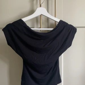 Tröja med öppen rygg - Säljer denna tröjan från shein med öppen rygg i storlek s men passar xs då den är väldigt liten i storleken, den är använd ungefär 2-3 gånger