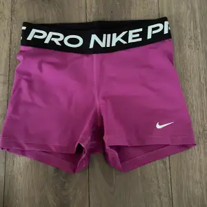 Nike pro shorts ny pris 399kr säljes för 160kr. 