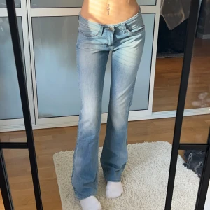 Lågmidjade Bootcut jeans  - Lågmidjade Bootcut jeans från Wrangler. Storlek W26 L32, men kan nog även passa en W27 då de är stretchiga  Innerbenslängd:81 midjemått:36. Köp sker via köp nu, jag postar inom 24h. Kvar tills markerad som såld