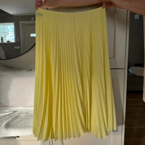  Gul kjol från Samsøe Samsøe - Fin gul kjol från Samsøe Samsøe (Juliette skirt a-linjekjol yellow pear). Nyskick. Ny pris 1195kr, säljer för 599kr.😊