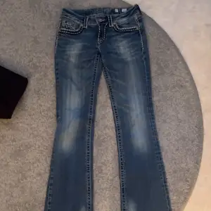 säljer mina snygga miss me jeans då de inte kommer till användning! bootcut, storlek 27. Super fint skick!💖passar mig som är 164 lång