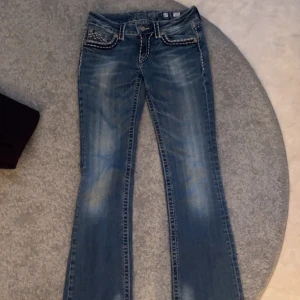 Miss me jeans - säljer mina snygga miss me jeans då de inte kommer till användning! bootcut, storlek 27. Super fint skick!💖passar mig som är 164 lång ( lite slitage längst ner i benen! )