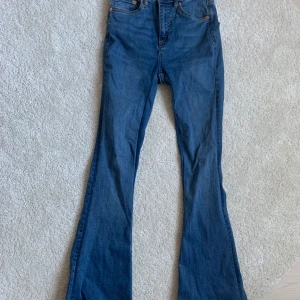 Snake flare jeans - Mörkblåa utsvängda jeans från lager 157 strl xs. Är bara använda 1-2 ggr. (OBS! bilden från hemsidan är samma typ av modell men annan färg!!) midjemått rakt över: 33cm (med stretch) och innerbenslängd: 76 cm
