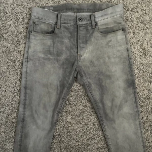 G-star raw jeans - Köpt: Zalando - 1300kr Skick: 10/10 Skador: inga Passform: 30/32