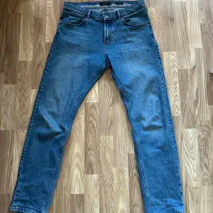 Ett par schyssta Massimo dutti jeans, jeansen är i ett helt nytt skick endast provade en gång!