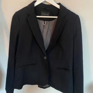 Svart Stockh LM kavaj - Svart Petra Jersey blazer från Stockh LM. 