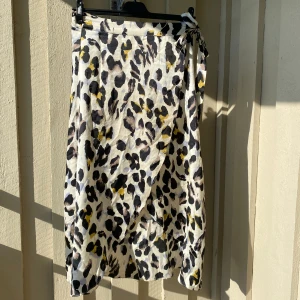 Leopardmönstrad omlottkjol - En lång omlottkjol med leopard mönster