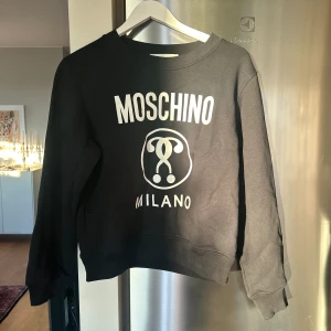 MOSCHINO - Fin moschino tröja, använd 1 gång Nypris ca 2000 Pris går att diskutera så skicka förslag  