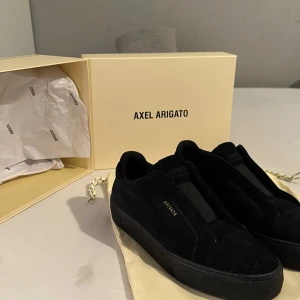 Axel arigato skor  - Axel arigato skor  Nypris 2500kr Mitt pris 1499kr