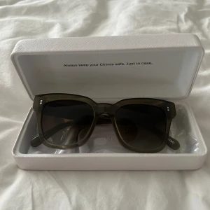 Chimi solglasögon  - Så snygga solglasögon från Chimi i modellen 07 färg Green. Helt oanvända och har bara legat i boxen sedan jag köpte dem så de är i perfekt skick. Nypris 1450, säljer för 700! Box, påse och putsduk medföljer! 