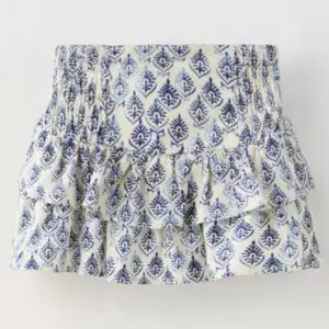 Jättegullig kjol feån zaras barnavdelning som inte säljs längre, jättebra skick!!🩵🩵