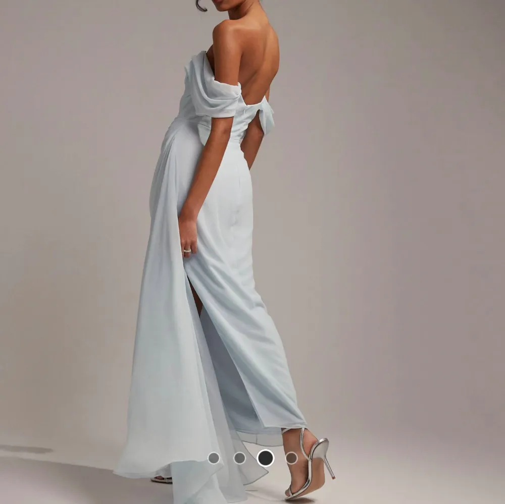 Helt ny ljusblå draperad långklänning från Asos, fortfarande kvar i påsen. Nypris 1049kr  Drömmig klänning!!. Klänningar.