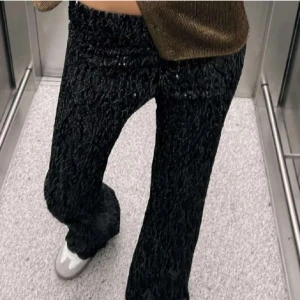 Glitterbyxor - Säljer dessa supersnygga glitterbyxor från zara som inte finns att köpa längre. Aldrig använda!