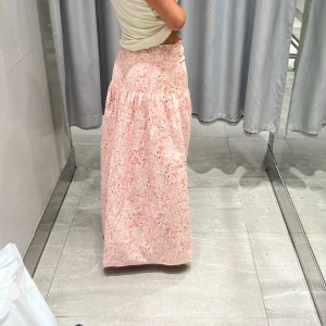 Långkjol/klänning  - Jättesöt långkjol som även går att bära som klänning med tanke på bröstdetaljerna! I nyskick! Lappen finns kvar, dock som avtagen. Band finns som är avtagbara🌟🌸❤️strl xs men passar xs-m med tanke på att midjan är stretchig