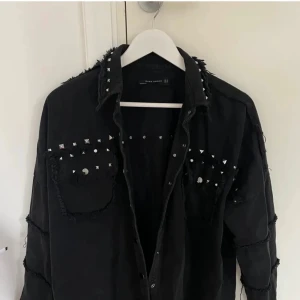 jacka med nitar - jättefin jeansjacka med nitar, saknar dessvärre en nit vid handleden. Annars i bra skick!💓