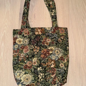 Gullig väska - Oanvänd väska. Bra skick.