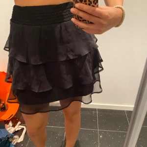 Svart volangkjol - Säljer denna fina volangkjol i storlek 36 från ginatricot. Fin att ha som topp också!