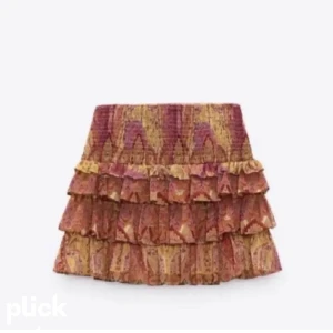 Kjol - Populär kjol från zara, använda men inga fel på den!😝den är M men passar definitivt dig i S