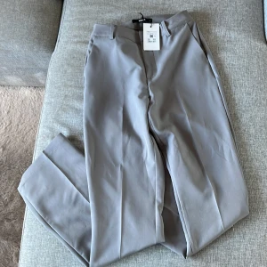 Grå kostymbyxor - LIVETS kostymbyxor, som bara är testade en gång och verkligen i nyskick. Storlek 36, i BikBoks ”Vilma” modell. Jättesnygga i rumpa o benen 🩶 Hör av dig vid fler frågor!