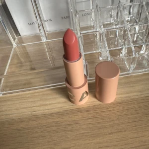 Caia Läppstift 💄  - CAIA 💄 Britney’s Fave Helt oanvänd, syns tydligt. Nypris: 225kr Superfin men har för mycket smink, luktar sjukt gott med. Frakt: 18kr Filmar alltid när jag postar och skickar bevis!💗💄😊