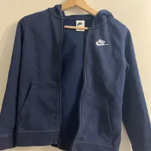 Hej.  Säljer en blå Nike zip hoodie. Den är 137-147 cm lång och är använd några gånger för ganska länge sedan. Priset är 100 kr. Hör av er vid frågor eller funderingar 