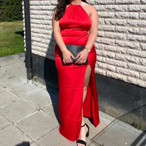 röd klänning - säljer min balklänning som jag endast användt en gång! ❤️