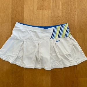 Nike kjol - Köpt på Vinted men tyvärr för stor på mig. Ingen storlekslapp men skulle säga M/L