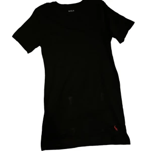 Ralph lauren T-shirt! Tröjan är slim fit i storleken XS, Köpt i new york och har inte haft på mig den alls! bra skick aldrig använt bara varit i min garderob och sedan blivit för liten med tiden! - Tröjan är en slim fit tröja och är i storleken XS Bra skick då jag aldrig använt den