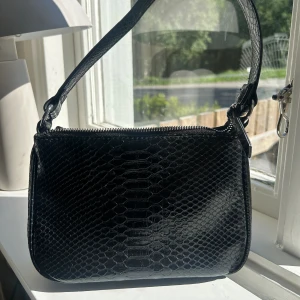 Handväska - Svart Handväska i ormskinn, fusk skinn