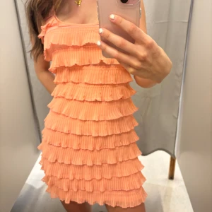 Skitsnygg volangklänning🩷 - Skutsnygg korall rosa volangklänning, perfekt nu till sommaren🌸mer rosa i verkligheten!!