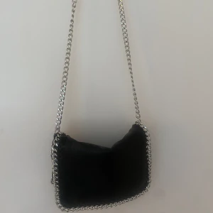 Tiamo väska - Säljer denna snygga tiamo väska som är rymlig och i bra skick, skriv om intresserad eller för fler bilder💕