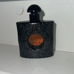 Mini black opium  - Säljer denna då ja redan har 2 stycken i stor, 95% kvar den har ingen sprej utan de är sån man ”häller ” på eller va man ska säga 