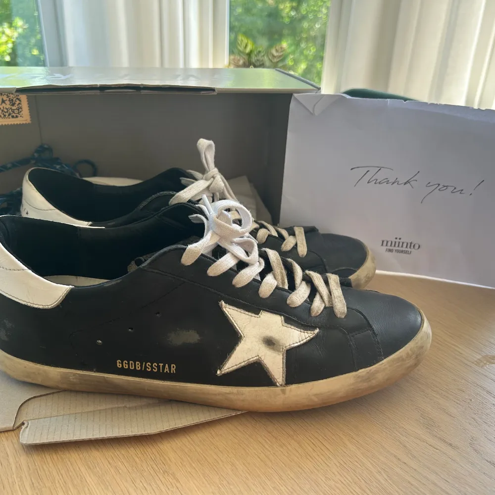 Säljer nu dessa tvärfeta Golden goose skorna i storlek 44.   Box, kvitto och extra snören medföljer.  Pris kan diskuteras vid snabb och smidig affär.  . Skor.