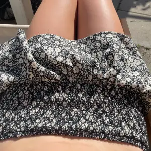 Mönstrad kjol från Zara❤️🥰Har blivit lite liten för mig annars älskar jag den❤️ Knappt använd och toppskick med ett jättefint småblommigt mönster