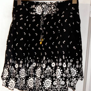 Svartvita short - Storlek: M Använd: Få gånger