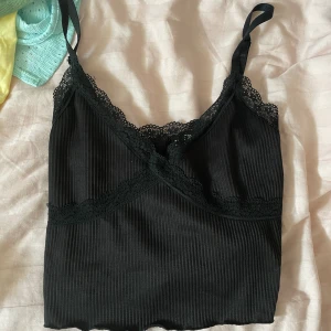 Topp från hm - Säljer denna söta spets topp från hm i storlek xs då jag tyvärr inte använder den längre💓