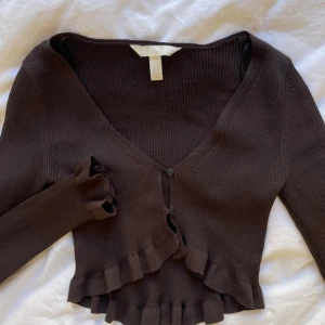 Brun kofta  - Brun liten kofta med knappar. Storlek passar XS-S💖