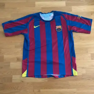 Säljer denna feta barcelona tröjan med Messi på ryggen! Den är i bra skick(enligt bilderna) och perfekt nu till sommaren! Hör av er vid frågor eller funderingar🌄☀️  Int org