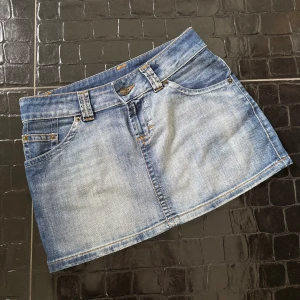 Jeans kjol - Säljer denna jätte fina jeans kjol! Står ingen storlek i men skulle gissa en S. Midjemått 37cm tvärs över och längd 33cm!🩷🧡Bra skick och har inga diffekter, skriv om ni har frågor!
