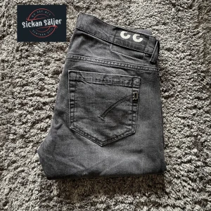 Dondup Jeans  - Tjena! Säljer nu ett par tvär feta Dondup ”George” Jeans! | Den mest populära o eftertraktade modellen! | Skick 9/10 | Nypris 3500, mitt pris 1199 ✅ | Storlek 33 | Hör av dig vid minsta fråga eller fundering, hjälper gärna till!