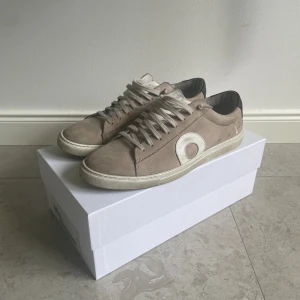 Oliver Cabell Skor ”Low 1 Fog” - Tja! Säljer nu dessa galet feta Oliver Cabell skor, köpta för ca 3500-4000 (ink tull) pga att de inte används längre. De har använts mycket sparsamt i några månader. Storlek: 43 Skick: 8/10, slitning vid innersula Pris: 1999 Priset går att diskutera😊