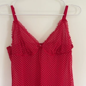 Prickigt nattlinne med rosetter - Så sjukt gulligt nattlinne från Sette 1girl❤️