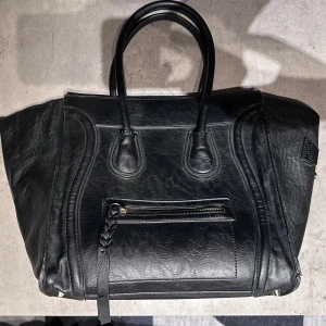 Chiquelle väska  - Den berömda chiquelle väskan!! Jag säljer den då den inte kommit till användning på ett tag! Annars är den i ett jättebra skick!! Den rymmer väldigt mycket 