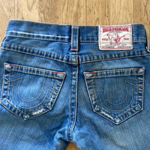 True religion jeans  - köpta i USA på tidigt 2000-tal av min mamma. Lågmidjade och utsvänga i benen. Kollar intresse då dom är lite för stora för mig. Skulle säga dom passar S/M och 165-175. Midjemåttet rakt över är 40cm. Innerbenslängden är 81. Nypris ca 3000kr 